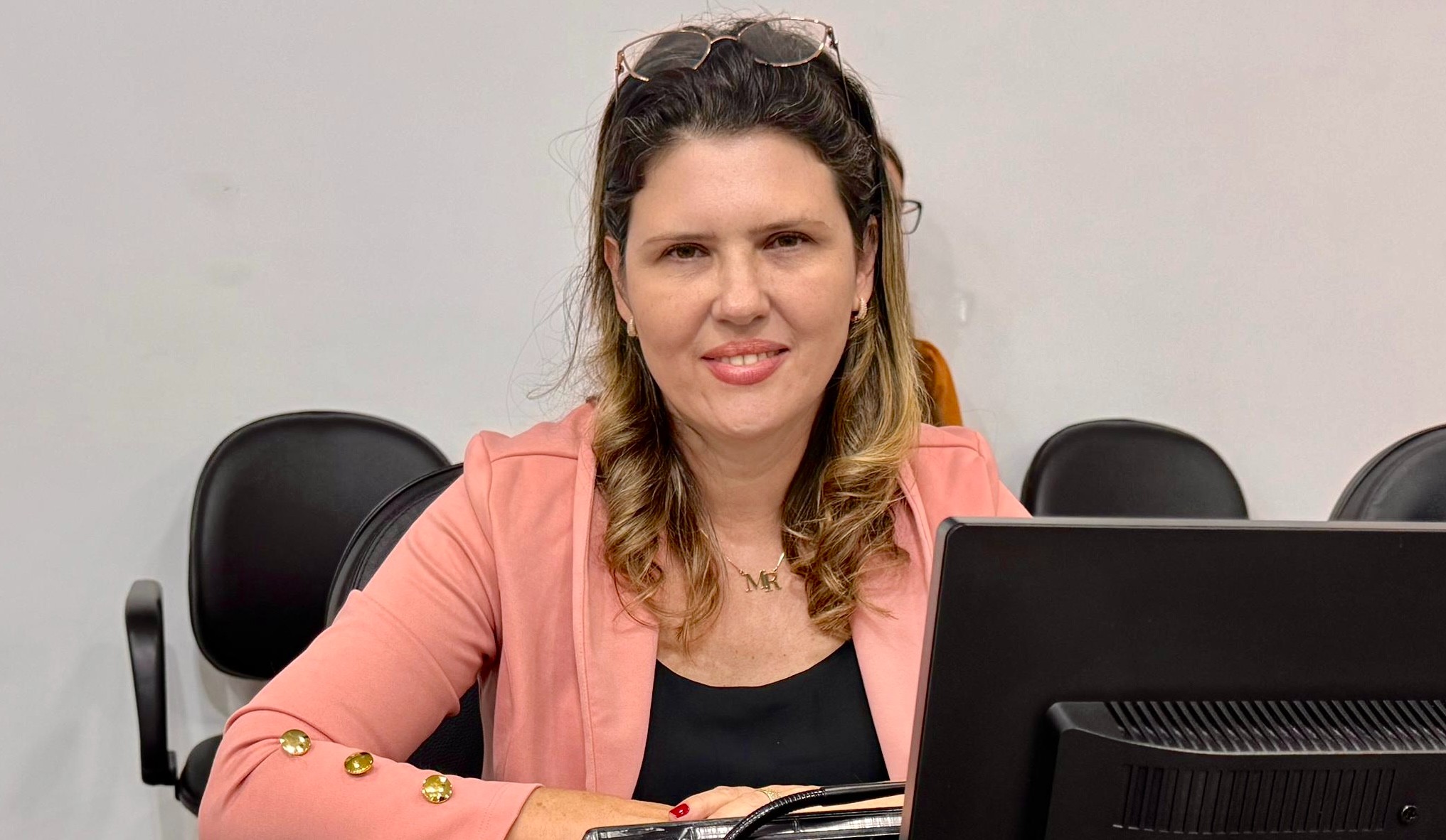 Vereadora questiona Prefeitura sobre retirada de gratificações de servidores municipais