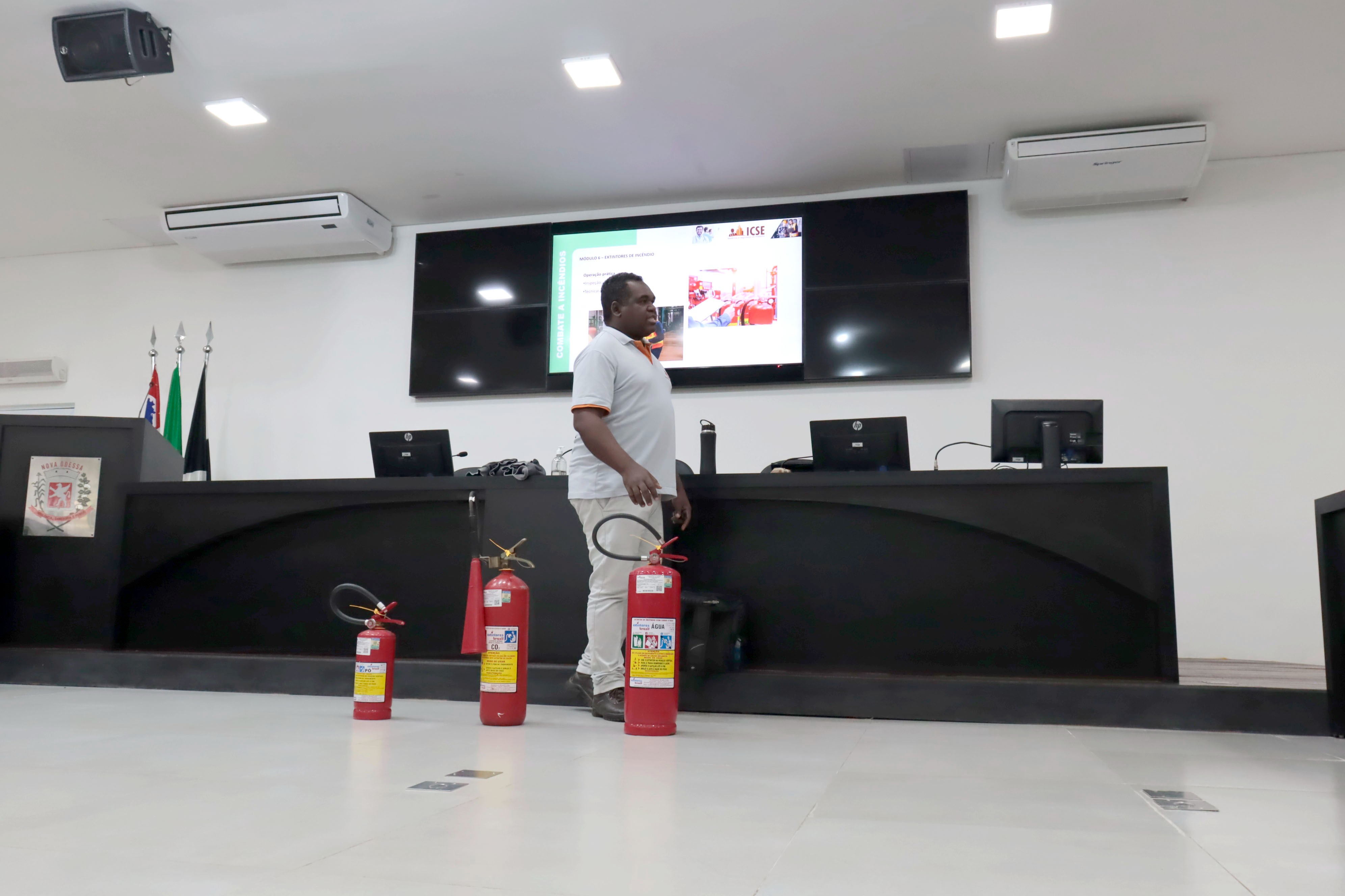 Servidores da Câmara recebem treinamento de combate a incêndios