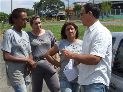 O vereador e sua assessora com funcionárias da cooperativa