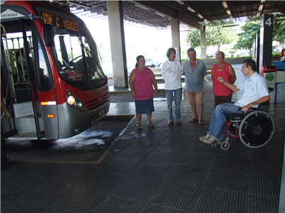 O vereador conversa com munícipes na Rodoviária