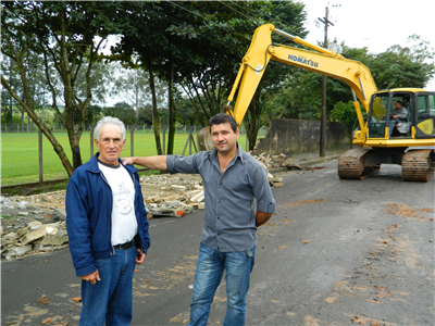 Vereador acompanha obra de instalação de alambrado