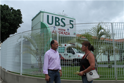 Vereador em conversa com munícipe em frente do Posto de Saúde