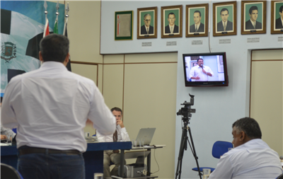 Professor Adriano sendo filmado por uma das câmeras que transmitem a sessão