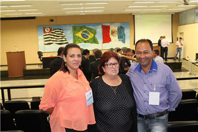 Carla, a diretora da Agemcamp, Ester Viana, e Poneis