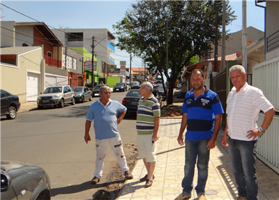 Vereador discute sentido único na Rua Silvio de Paula