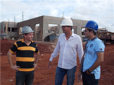 Professor Antonio, à esquerda, vistoriou hoje as obras