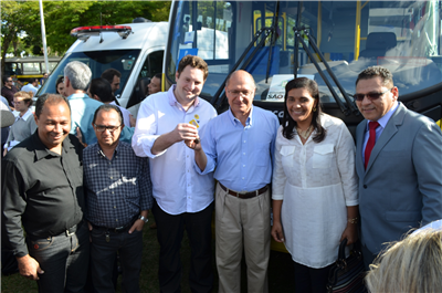 Veículo dado pelo governador será destinado ao transporte escolar