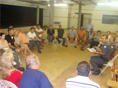 Moradores e autoridades se reuniram no salão da igreja do bairro