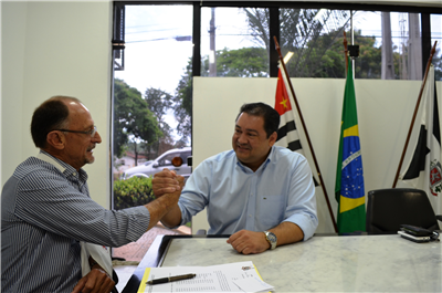 Professor Bi e professor Adriano trocaram experiências em reunião