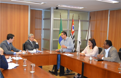 O deputado Estadual Cauê Macris, o secretário Estadual de Recursos Hídricos, Benedito Braga, o vereador Vagner Barilon, e a secretaria de Meio Ambiente de Nova Odessa, Carla Lucena, e o pesquisador Rinaldo Calheiros, do IAC