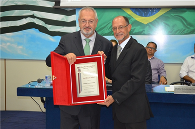 O homenageado José Renato Nalini recebe o título das mãos do presidente da Câmara de Vereadores, Vladimir Antonio da Fonseca, o professor Bi