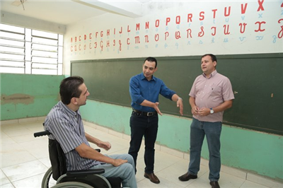 Barilon, o prefeito Bill e o diretor de Obras Públicas, Erik Ortolano, vistoriaram as obras do prédio da antiga escola do Jardim Eneides