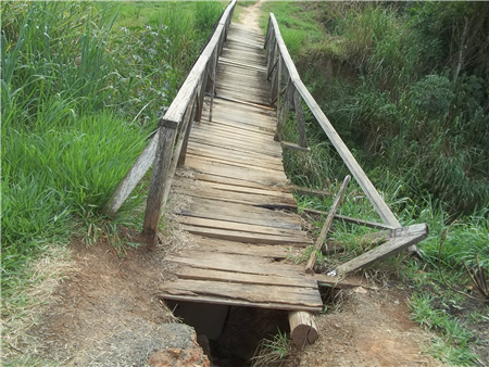 Ponte tem enorme buraco e faltam suportes laterais