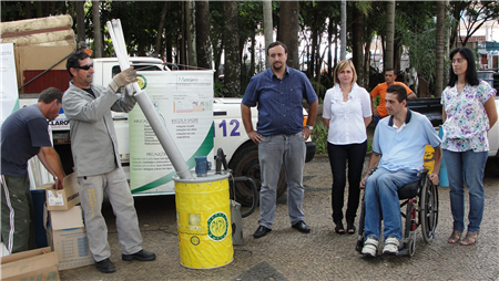 Vereador conheceu máquina que recicla lâmpadas em Rio Claro